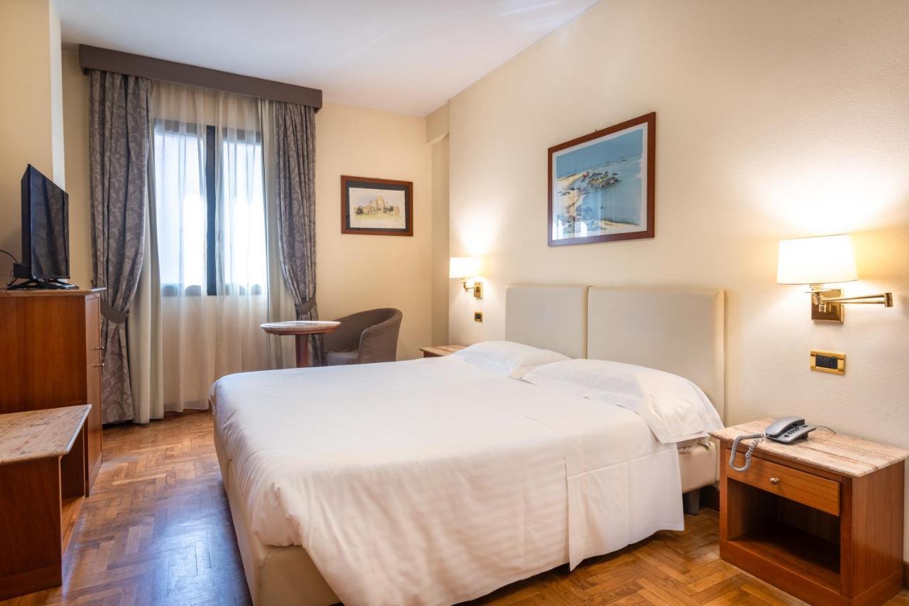 Hotel Airone - Ombrellone Incluso Al Bagno Dolce Vita A Marina Dal 1 Giugno Al 15 Settembre グロッセート エクステリア 写真