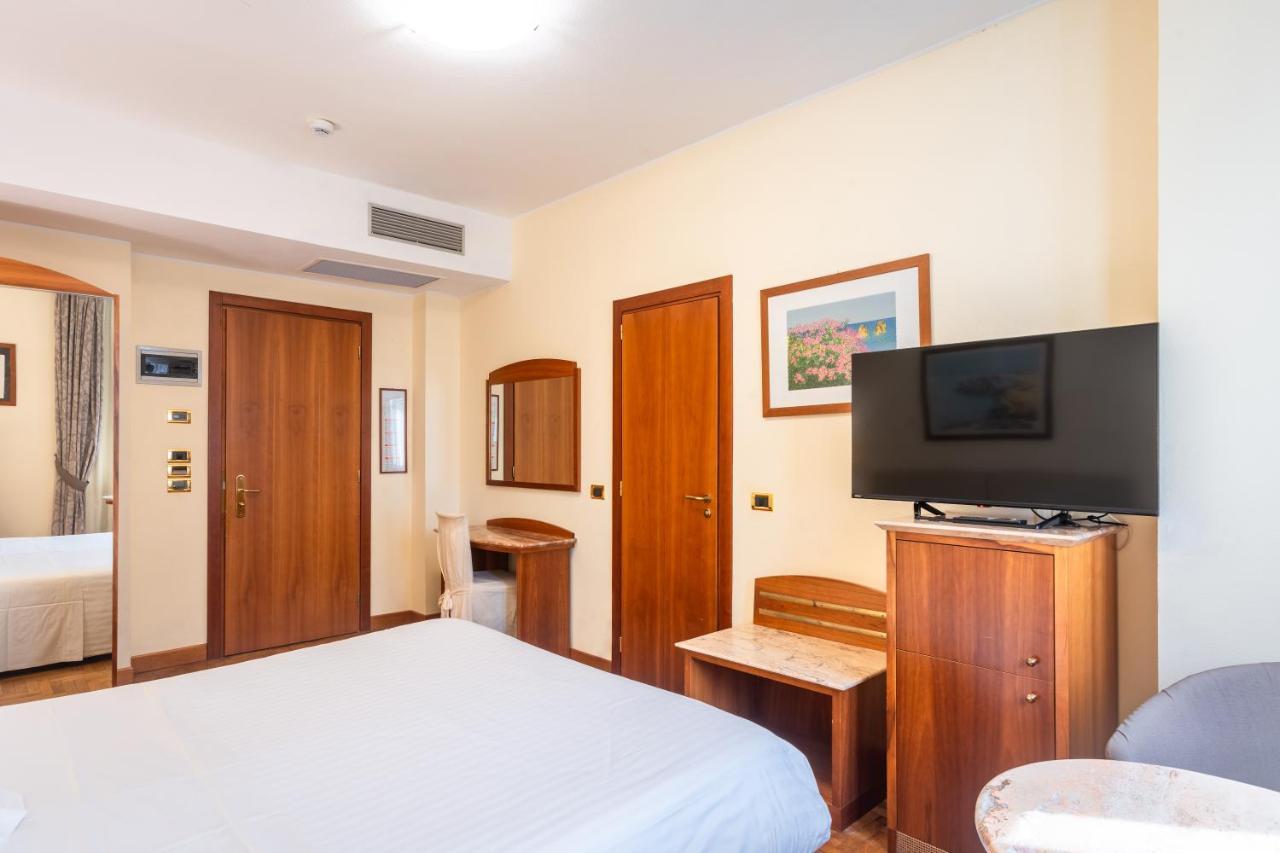 Hotel Airone - Ombrellone Incluso Al Bagno Dolce Vita A Marina Dal 1 Giugno Al 15 Settembre グロッセート エクステリア 写真