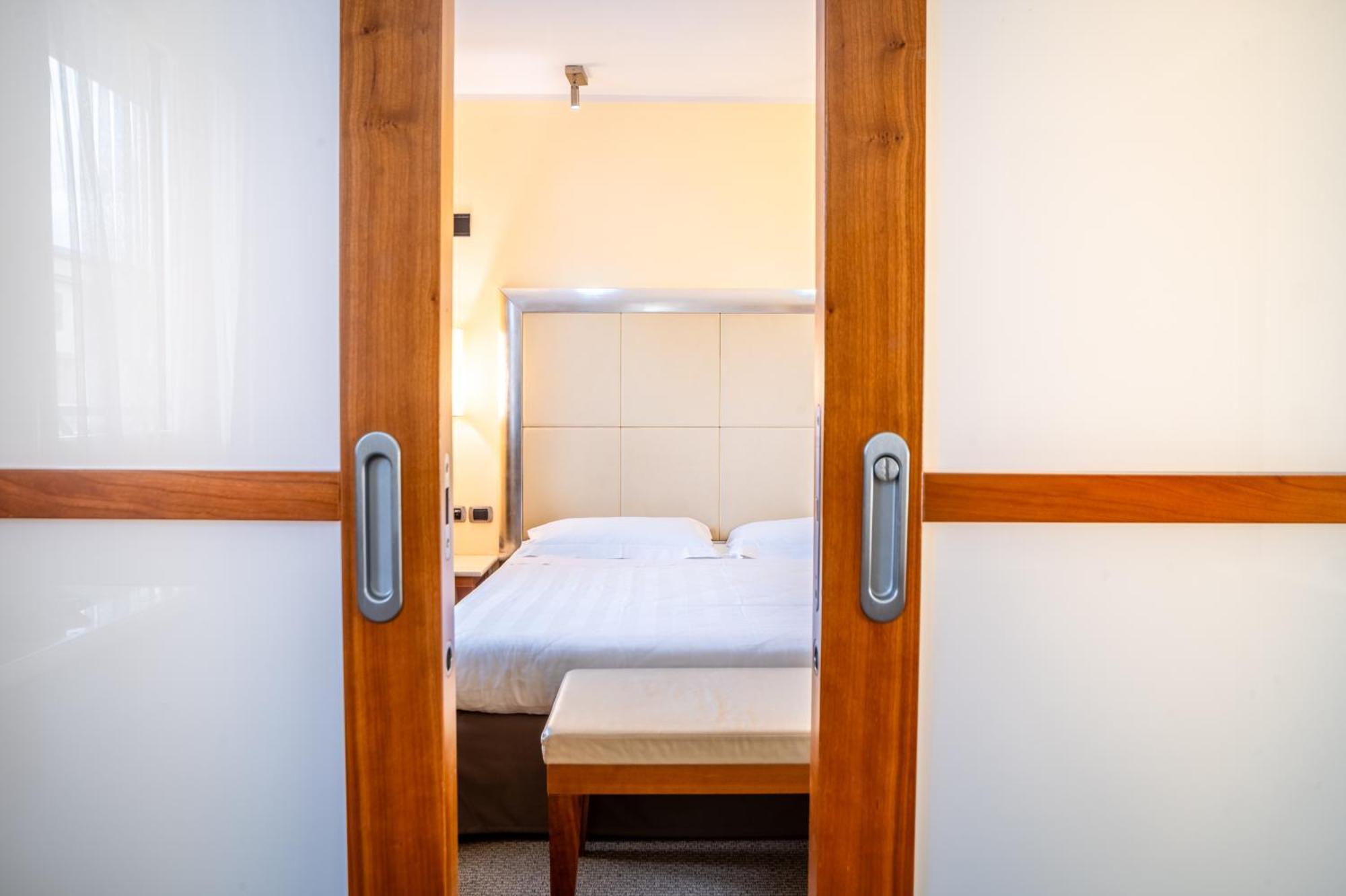 Hotel Airone - Ombrellone Incluso Al Bagno Dolce Vita A Marina Dal 1 Giugno Al 15 Settembre グロッセート エクステリア 写真
